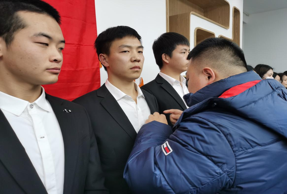 智能应用学院和公寓管理中心直属党支部 预备党员接收大会及预备党员转正大会(图2)