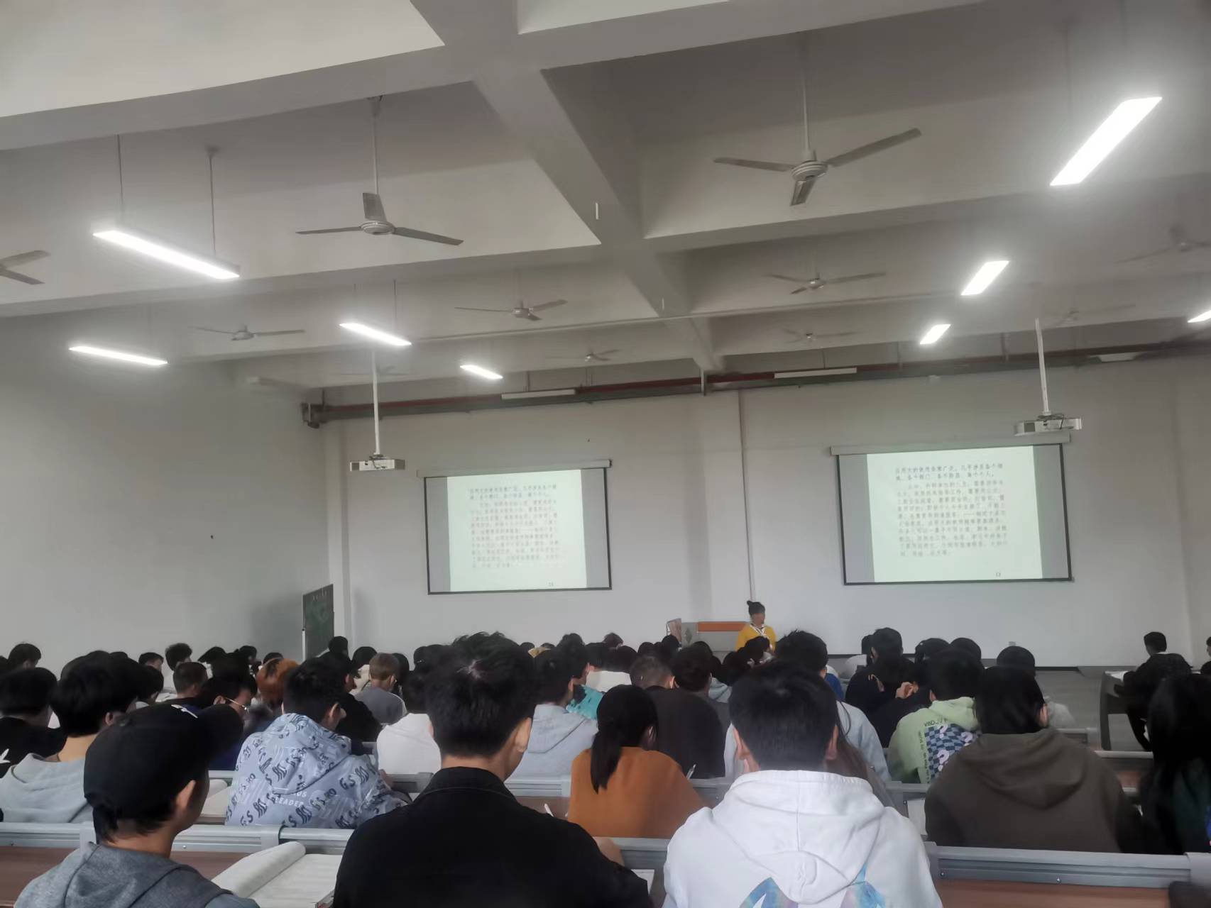 智能应用学院组织教学督导小组进行巡课(图1)