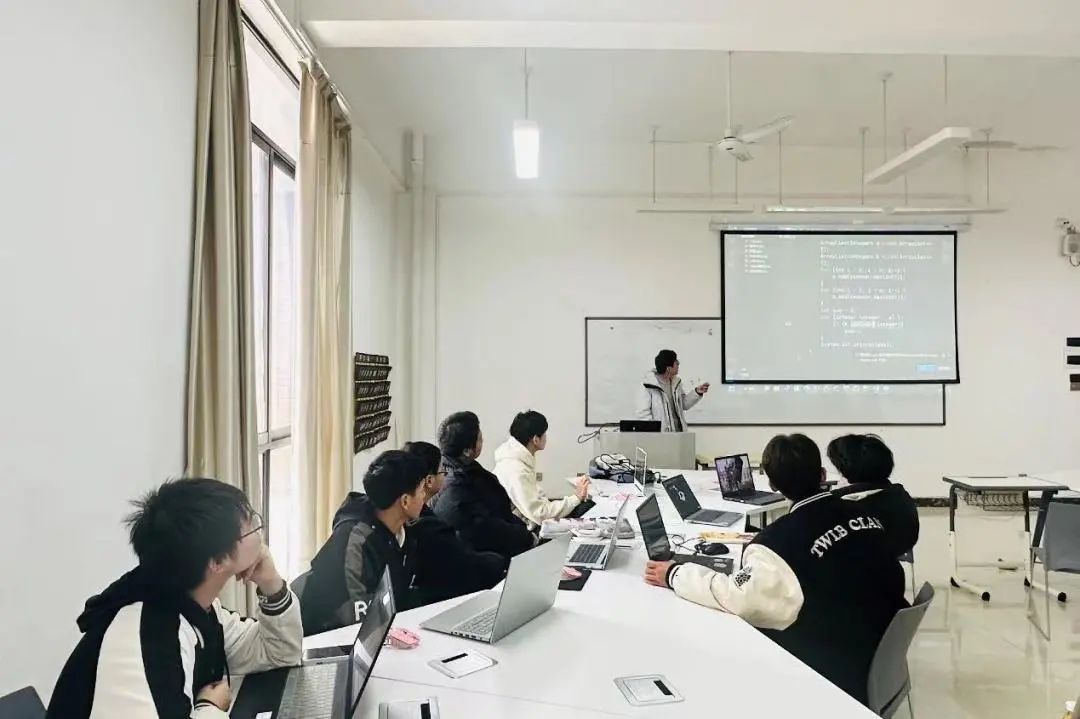 智能应用学院 | 智能控制技术，科技前沿的实用专业！(图8)